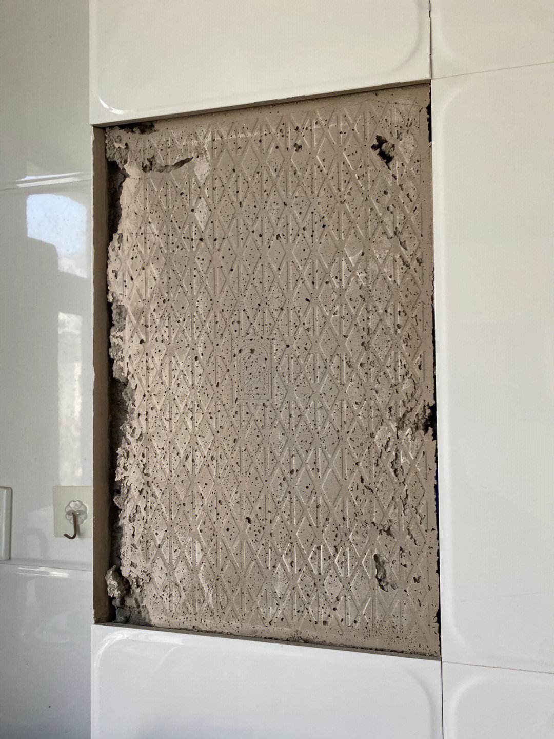 墙砖被打孔了怎么补救好(墙砖被打孔了怎么补救好呢视频)