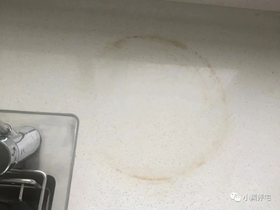 墙砖上打孔流出黄色液体(墙砖上打孔流出黄色液体正常吗)